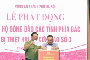 Chủ tịch UBND TP Hà Nội Trần Sỹ Thanh và Giám đốc Công an thành phố phát động ủng hộ đồng bào bị ảnh hưởng bởi mưa lũ.