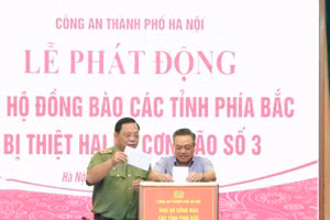 Chủ tịch UBND TP Hà Nội Trần Sỹ Thanh và Giám đốc Công an thành phố phát động ủng hộ đồng bào bị ảnh hưởng bởi mưa lũ.