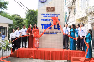 Gắn biển công trình Trường Tiểu học Thủ Lệ.