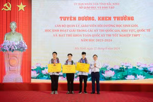 Bí thư Tỉnh ủy Bắc Ninh trao khen thưởng cho 3 học sinh có thành tích xuất sắc.