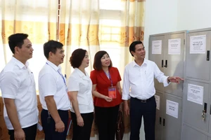 Phó Chủ tịch UBND tỉnh Bắc Ninh cùng đoàn kiểm tra phòng lưu trữ đề thi.