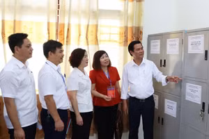 Phó Chủ tịch UBND tỉnh Bắc Ninh cùng đoàn kiểm tra phòng lưu trữ đề thi.