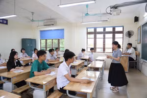 Cán bộ làm thi phổ biến các quy định liên quan kỳ thi (ảnh Tư liệu).