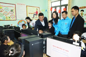 Các đại biểu thăm phòng máy tính vừa trao tặng cho Trường Tiểu học Tân Sơn 2.