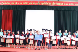 Ban tổ chức trao giải cho học sinh khối 5 đạt giải.