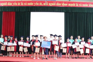 Ban tổ chức trao giải cho học sinh khối 5 đạt giải.