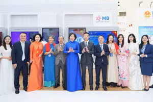 Thống đốc NHNN Nguyễn Thị Hồng chụp ảnh lưu niệm cùng lãnh đạo và cán bộ MB tại Triển lãm thành tựu đất nước A80.