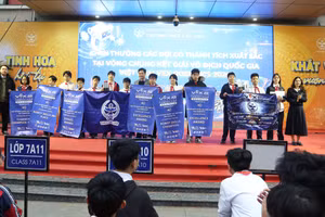 Nhà giáo Lưu Văn Thông cùng đại diện giáo viên phụ trách đội tuyển chúc mừng các em học sinh.