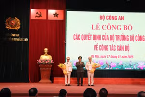 Trung tướng Nguyễn Hải Trung trao quyết định bổ nhiệm 2 tân Phó Giám đốc.