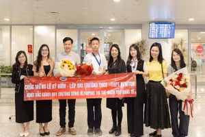 Ban Giám hiệu Trường Newton, thầy cô và gia đình đón Kỳ Nam tại sân bay.
