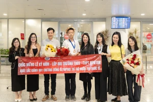 Ban Giám hiệu Trường Newton, thầy cô và gia đình đón Kỳ Nam tại sân bay.