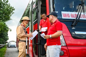 CSGT kiểm tra giấy tờ lái xe. Ảnh: TG