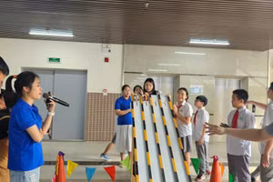 Các đội đua cấp lớp diễn ra vô cùng sôi động.