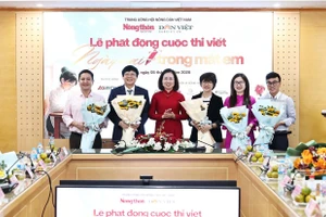 Bà Bùi Thị Thơm – Phó Chủ tịch BCH Trung ương Hội Nông dân Việt Nam, Trưởng Ban Chỉ đạo Cuộc thi tặng hoa cho Ban Giám khảo.