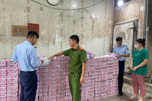 Lực lượng chức năng kiểm tra số hàng hóa.