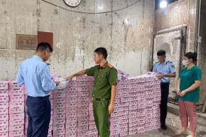 Lực lượng chức năng kiểm tra số hàng hóa.