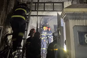 Cảnh sát triển khai chữa cháy và tìm kiếm chữa cháy và cứu nạn cứu hộ.