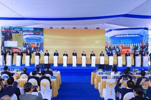 Các đại biểu thực hiện nghi thức khởi công Trục Đại lộ cảnh quan sông Hồng.