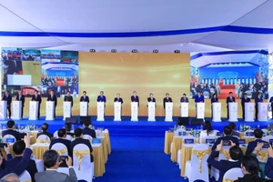 Các đại biểu thực hiện nghi thức khởi công Trục Đại lộ cảnh quan sông Hồng.