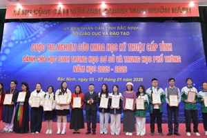 Ông Bạch Đăng Khoa - Phó Giám đốc Sở GD&ĐT Bắc Ninh trao giải Nhất cho các dự án.