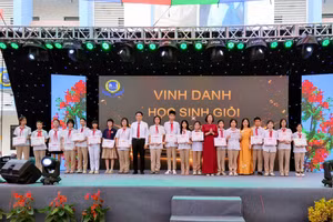 Trao khen thưởng cho học sinh giỏi (Ảnh minh họa).