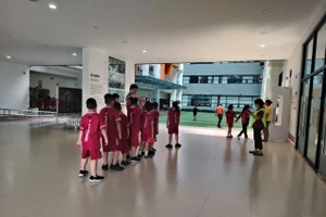 Cán bộ, giáo viên, nhân viên và học sinh trường Tiểu học Vinchool tham gia diễn tập.