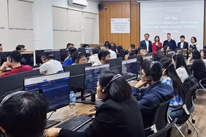 Viên chức, người lao động thực hiện bài thi đánh giá.