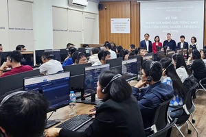 Viên chức, người lao động thực hiện bài thi đánh giá.