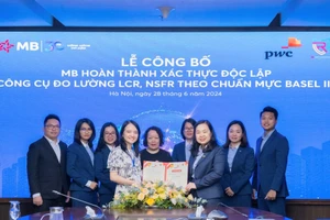 Bà Phạm Thị Trung Hà – Phó Tổng giám đốc MB nhận giấy chứng nhận hoàn thành xác thực độc lập công cụ đo lường LCR, NSFR theo chuẩn mực Basel III (Ảnh: MB).