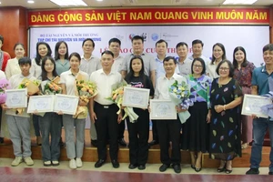 Ban tổ chức Cuộc thi và đại biểu cùng thí sinh đoạt giải.