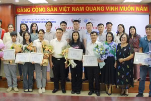 Ban tổ chức Cuộc thi và đại biểu cùng thí sinh đoạt giải.