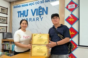 Thư viện Trường THCS Mai Dịch vừa trao 200 cuốn sách mới để gửi tới Trường Tiểu học - THCS Ngọc Động.