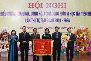 Thừa ủy quyền, lãnh đạo tỉnh Bắc Ninh trao Cờ thi đua của Chính phủ cho Hội Khuyến học tỉnh.