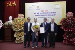 Đại biểu tặng hoa, chúc mừng đại diện lãnh đạo tạp chí.