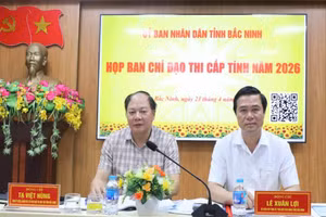 Ông Lê Xuân Lợi (bên phải) và ông Tạ Việt Hùng - Giám đốc Sở GD&ĐT tại cuộc họp.