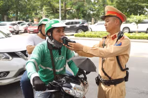 Cảnh sát giao thông kiểm soát nồng độ cồn lái xe.