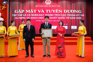 Nguyễn Phúc Nguyên học sinh trường Newton lên nhận Bằng khen của Bộ trưởng Bộ GD&ĐT.