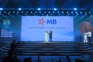 Bà Đặng Minh Huyền, Giám đốc Nhân sự MB nhận giải thưởng “Doanh nghiệp có môi trường làm việc bền vững” bởi HR Asia.