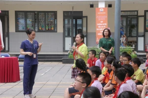 Học sinh Trường Tiểu học Kim Đồng chia sẻ hiểu biết về phòng chống tai nạn thương tích.