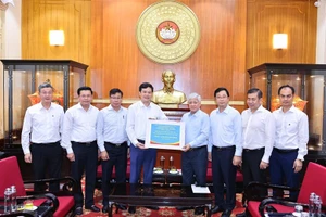 Chủ tịch Ủy ban Trung ương MTTQ Việt Nam Đỗ Văn Chiến tiếp nhận ủng hộ từ cụm các Trường thuộc Bộ Công Thương.