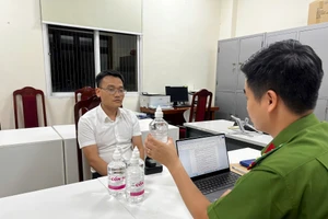 Phạm Đình Tuấn tại cơ quan công an.