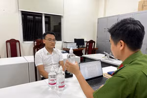 Phạm Đình Tuấn tại cơ quan công an. 