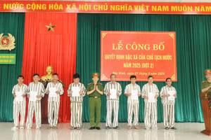 Công an tỉnh Bắc Ninh trao quyết định cho những phạm nhân được đặc xá có quá trình cải tạo tốt.