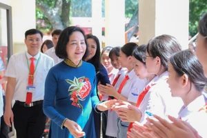 Phó Chủ tịch Quốc hội Nguyễn Thị Thanh chia vui với học sinh Bắc Ninh trong ngày khai giảng (Ảnh tư liệu).