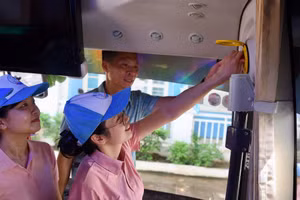 Giáo viên tập huấn kỹ năng thoát hiểm trên xe ô tô đưa đón học sinh.