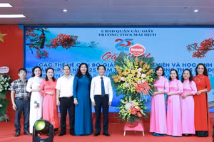 Lãnh đạo Phòng GD&ĐT quận Cầu Giấy tặng hoa chúc mừng 25 năm thành lập Trường THCS Mai Dịch.
