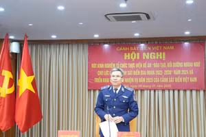 Thiếu tướng Lê Đình Cường, Phó tư lệnh, Tham mưu trưởng Cảnh sát biển phát biểu tại hội nghị.