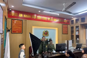 Công an thực hiện các bước cấp căn cước cho các em học sinh.