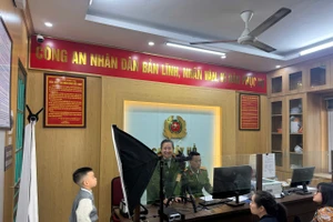 Công an thực hiện các bước cấp căn cước cho các em học sinh.