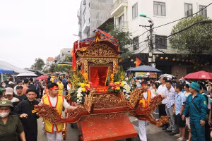 Nghi thức rước kiệu truyền thống từ chùa Ứng Tâm (Chùa Dận) về Đền Đô.